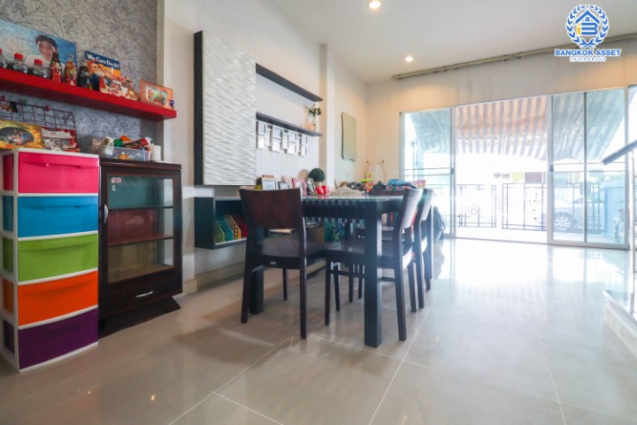 *****ทาวน์โฮมมือสองย่านกรุงเทพมหานคร ม.บ้านกลางเมือง เออบาเนียน ลาดพร้าว71 คุณภาพระดับ AP เนื้อที่ 19.4 ตร.ว. ฟังก์ชัน 3 ห้องนอน 3 ห้องน้ำ 2 ที่จอดรถ บ้านสภาพดี บนทำเลเดินทางสะดวกสุดๆ ใกล้รถไฟฟ้าสายสีน้ำเงิน "สถานีลาดพร้าว" และทางด่วน "รามอินทรา-อาจณรงค์" จองด่วน!